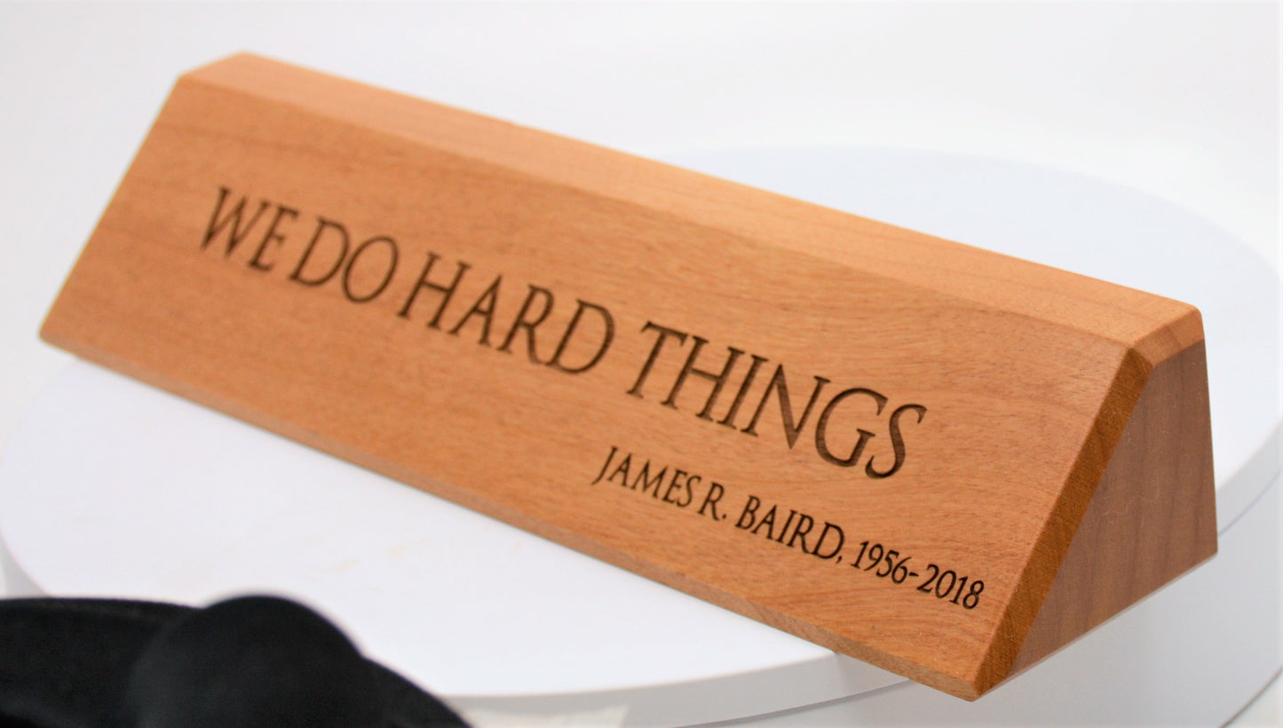 Placa de nombre para escritorio de madera de aliso