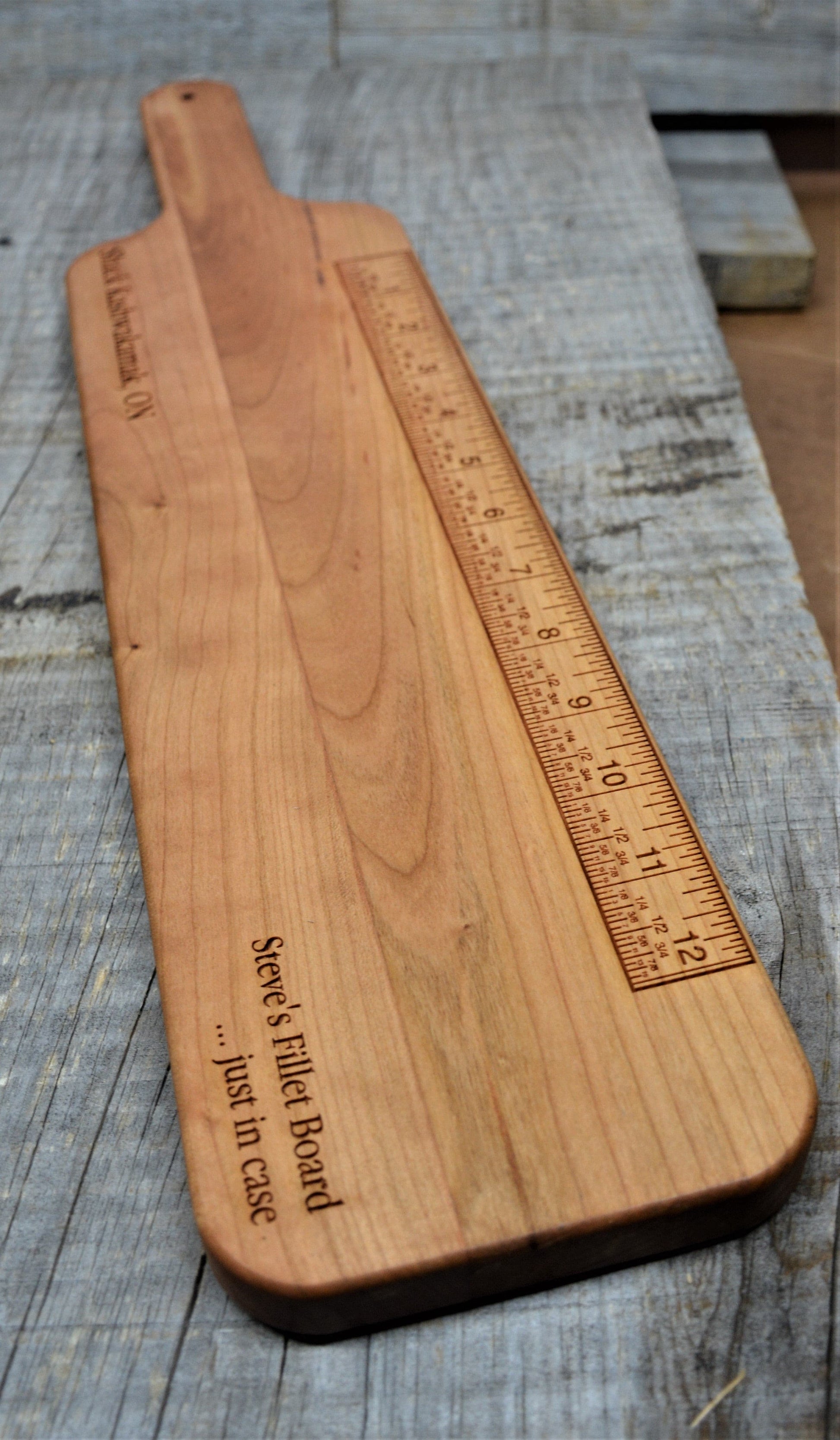 BAGUETTE CUTTING BOARD.