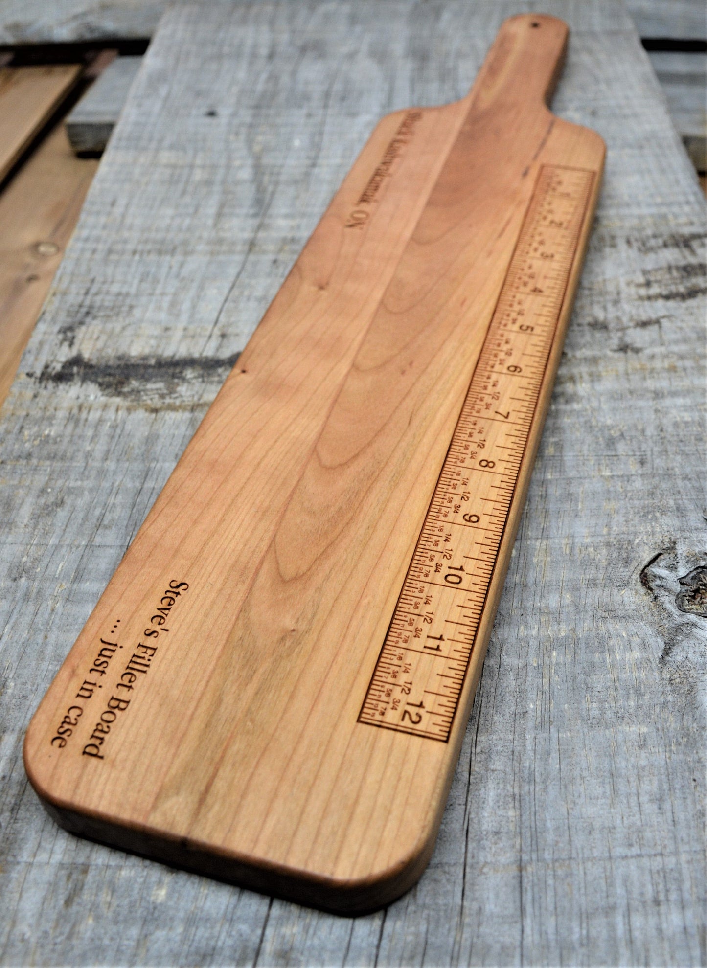 BAGUETTE CUTTING BOARD.